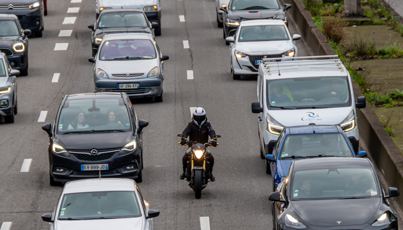 La circulation inter-files pour les motards est prolongée !